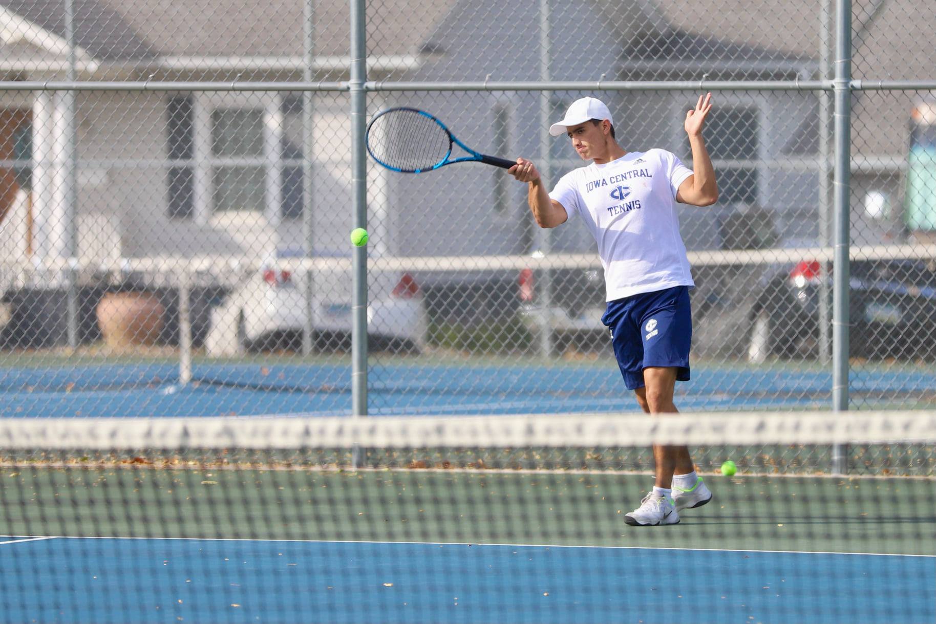 Iowa Central splits on tennis courts