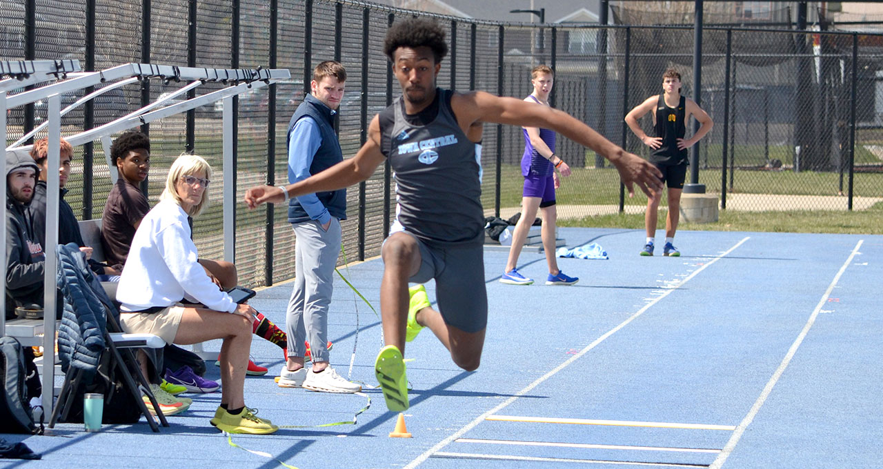 Tritons Compete at the Mule Relays and Mustang Carnival
