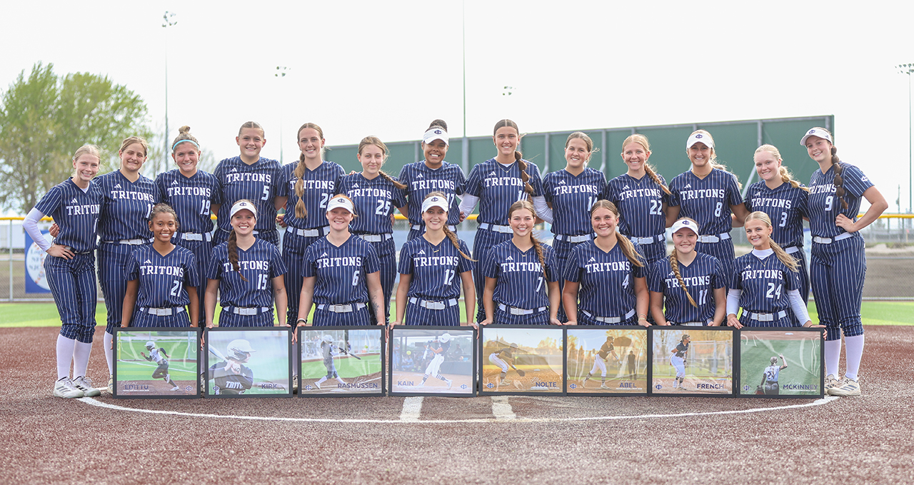 21 Female Athletes Softball Team Photo
