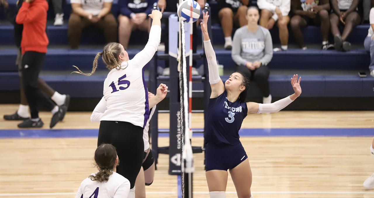 Tritons fall 3-2 in round 1 of nationals.